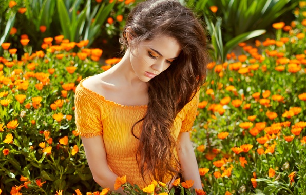 девушка среди цветов